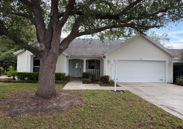 Homes for sale in Lady Lake, FL | 1109 Monterey Ln, Lady Lake, FL 32159 | MLS# OM723465