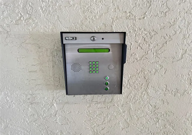 4th image of 204 3Rd St W #204, Bradenton, FL 34205 | MLS# A4691228