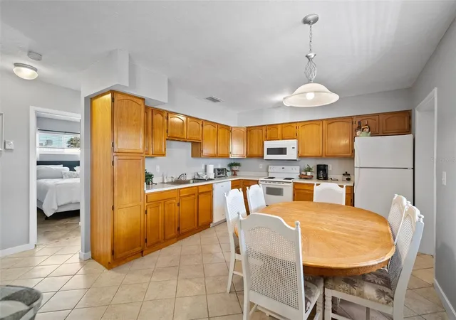 4th image of 380 Base Ave E, VENICE, FL 34285