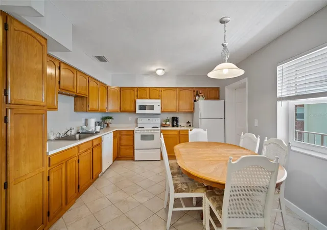 5th image of 380 Base Ave E, VENICE, FL 34285