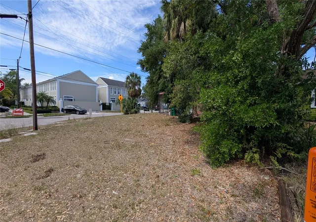 Listing Photo 2 - Condo for sale in building located at 2801 W Cleveland St, TAMPA, FL 33609 - Unit #