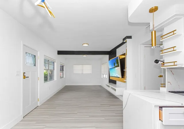 3rd image of 4201 Park Lake St, Orlando, FL 32803 | MLS# O6402149