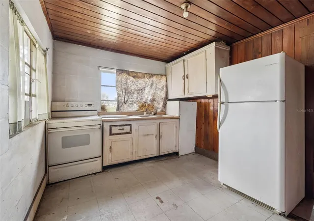 Photo 3 of Single family home for sale at 2413 Ed Brown Ln, Plant City, FL 33567 | MLS# TB8502003 | Listing updated on 2026-05-05