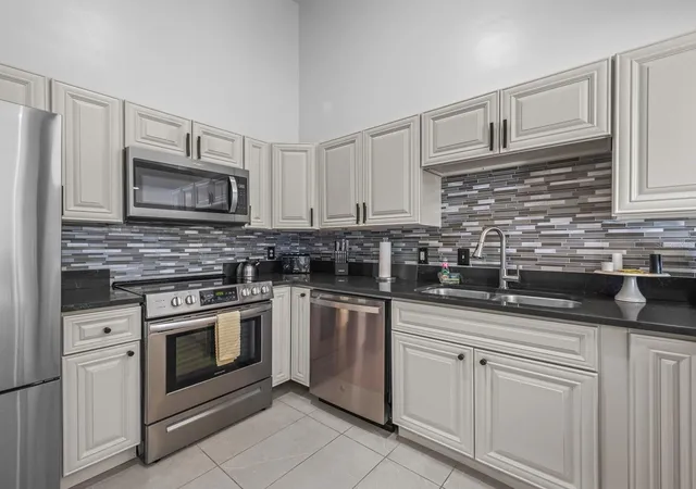 2nd image of 4700 Sw Archer Rd #2, Gainesville, FL 32608 | MLS# GC539826