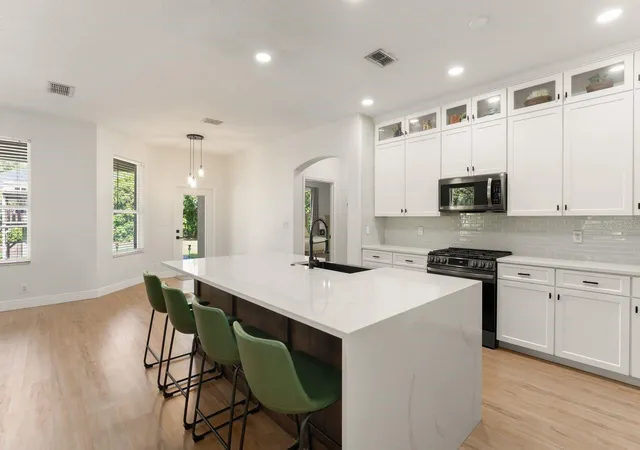 image of 611 Brookfield Ter, Deland, FL 32724 | MLS# O6402619
