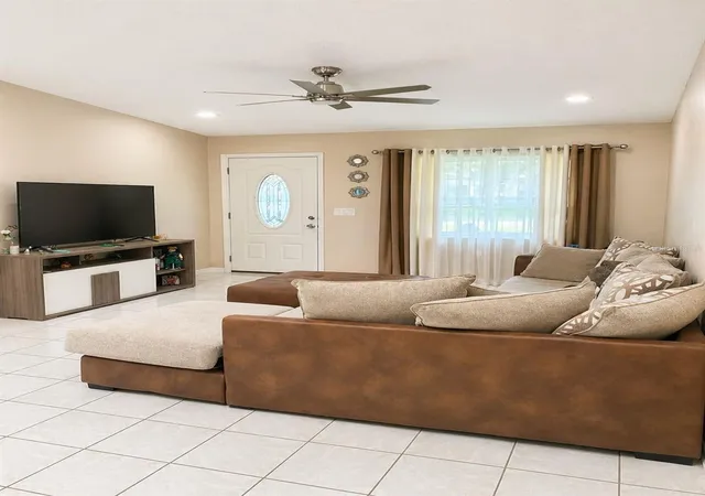 Photo 3 of Single family home for sale at 4805 Sparrow Dr, Saint Cloud, FL 34772 | MLS# S5148716 | Listing updated on 2026-08-30