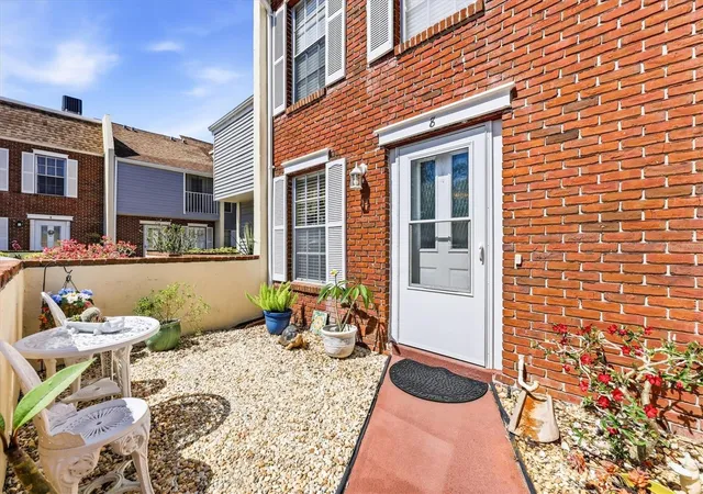 Photo 4 of Townhouse for sale at 744 Cadiz Rd #8, Venice, FL 34285 | MLS# A4691561 | Listing updated on 2026-09-13