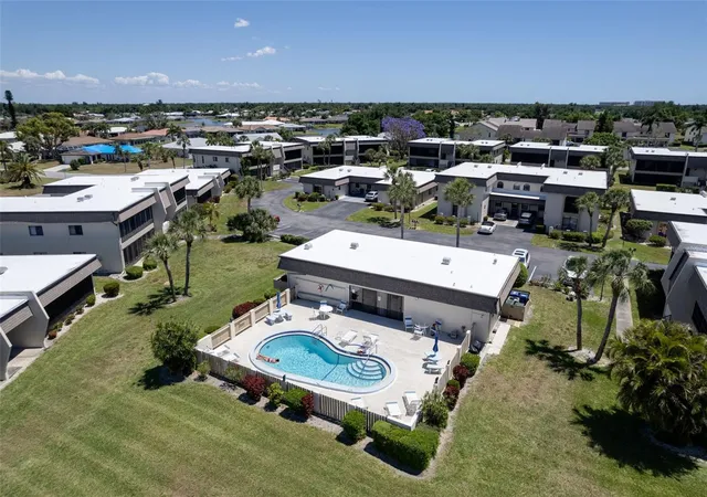 Listing Photo 5 - Condo for sale in building located at 1727 Lakeside Dr, VENICE, FL 34293 - Unit #1718-C