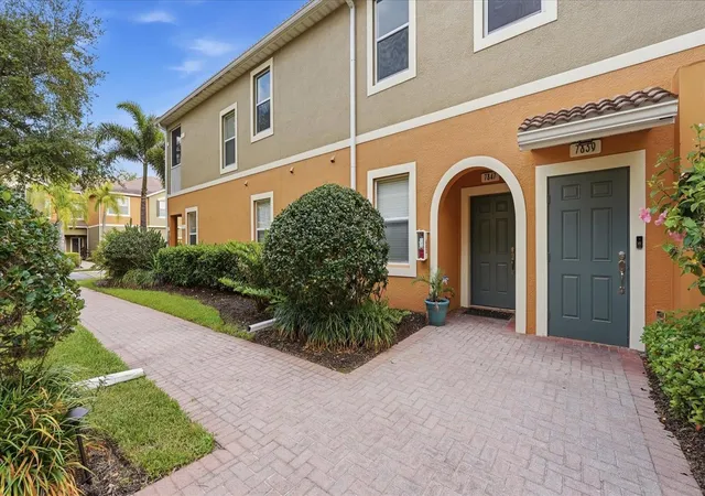 Listing Photo 1 - Condo for sale in building located at 7839 Limestone Ln, SARASOTA, FL 34233 - Unit #12-204