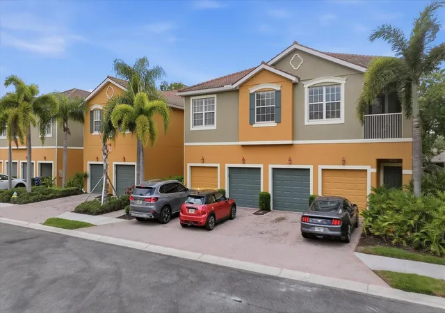 Listing Photo 2 - Condo for sale in building located at 7839 Limestone Ln, SARASOTA, FL 34233 - Unit #12-204