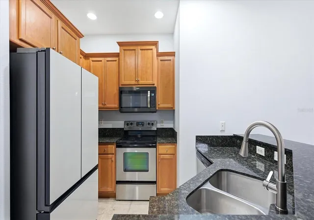 Listing Photo 3 - Condo for sale in building located at 7839 Limestone Ln, SARASOTA, FL 34233 - Unit #12-204