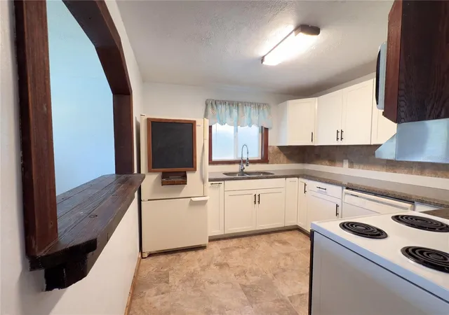 Photo 2 of Single family home for sale at 1385 Bender Ave, Daytona Beach, FL 32117 | MLS# O6402726 | Listing updated on 2026-10-08