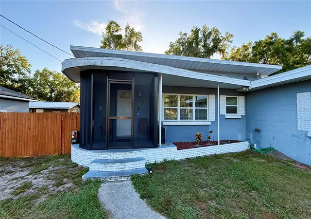 Photo 3 of Single family home for sale at 811 22nd Street NW, Winter Haven, FL 33881 | MLS# S5148769 | Listing updated on 2026-10-11