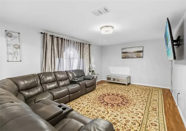 Photo 3 of Single family home for sale at 122 Carmel Bay Dr, Sanford, FL 32771 | MLS# O6402946 | Listing updated on 2026-09-29