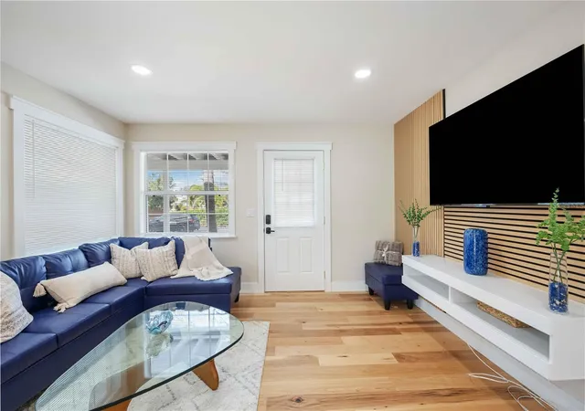 3rd image of 2205 Floyd St, Sarasota, FL 34239 | MLS# A4691727