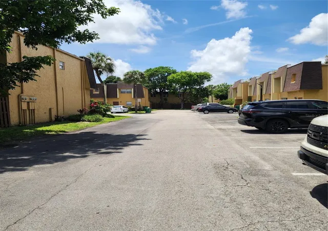 4th image of 5733 Blueberry Ct #119, Lauderhill, FL 33313 | MLS# C7525483