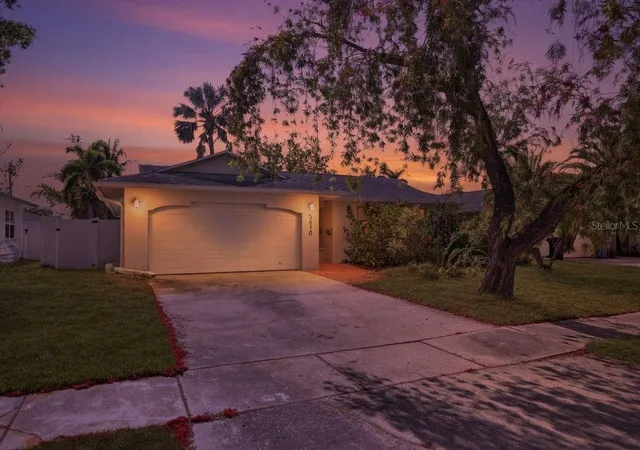 2nd image of 5810 Venetian Blvd Ne, Saint Petersburg, FL 33703 | MLS# TB8502953