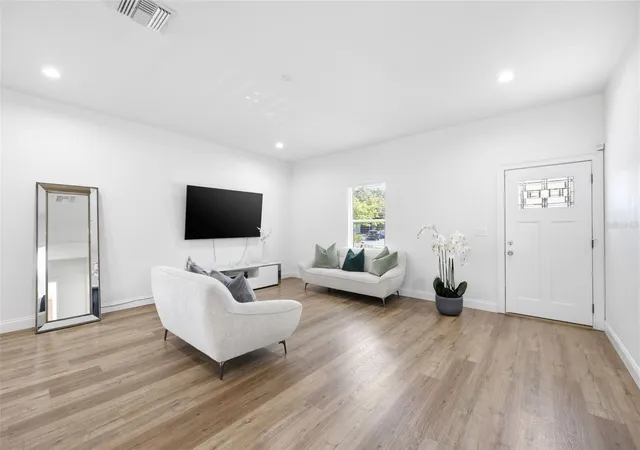 3rd image of 524 Grosse Ave Ave, Tarpon Springs, FL 34689 | MLS# W7885304