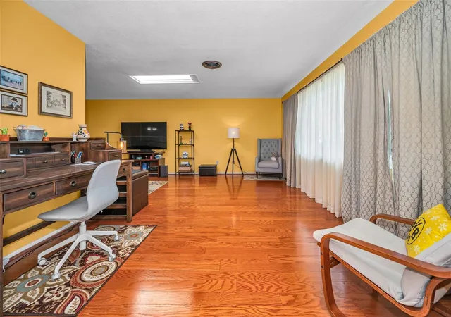 3rd image of 1368 Williams Dr, Clearwater, FL 33764 | MLS# TB8503053