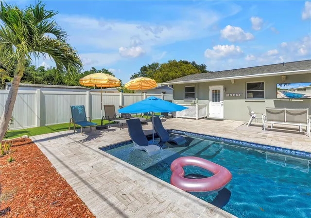 3rd image of 12096 Oak St, Largo, FL 33774 | MLS# TB8503114