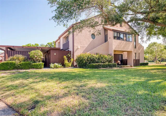Photo 1 of Townhouse for sale at 6305 Pelican Crk Xing #D, Saint Petersburg, FL 33707 | MLS# TB8503119 | Listing updated on 2026-08-12