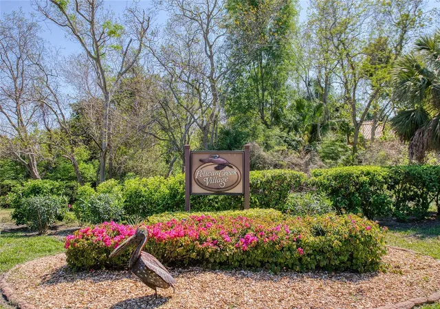 Photo 3 of Townhouse for sale at 6305 Pelican Crk Xing #D, Saint Petersburg, FL 33707 | MLS# TB8503119 | Listing updated on 2026-10-07