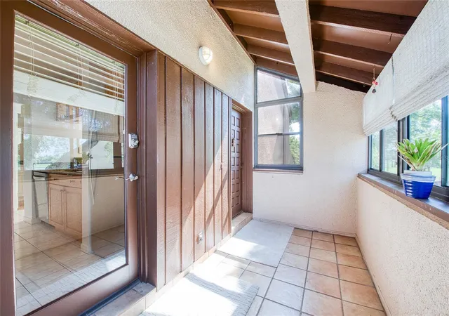 Photo 3 of Townhouse for sale at 6305 Pelican Crk Xing #D, Saint Petersburg, FL 33707 | MLS# TB8503119 | Listing updated on 2026-10-30