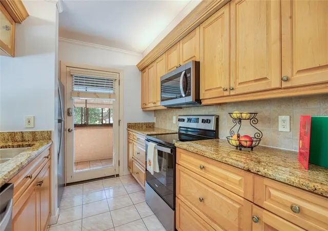 Photo 4 of Townhouse for sale at 6305 Pelican Crk Xing #D, Saint Petersburg, FL 33707 | MLS# TB8503119 | Listing updated on 2026-10-30