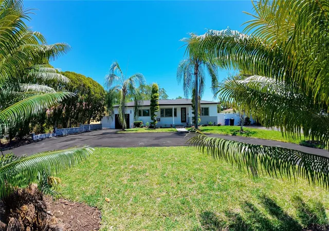 Photo 3 of Single family home for sale at 936 Alcazar Way S, Saint Petersburg, FL 33705 | MLS# TB8503129 | Listing updated on 2026-10-06