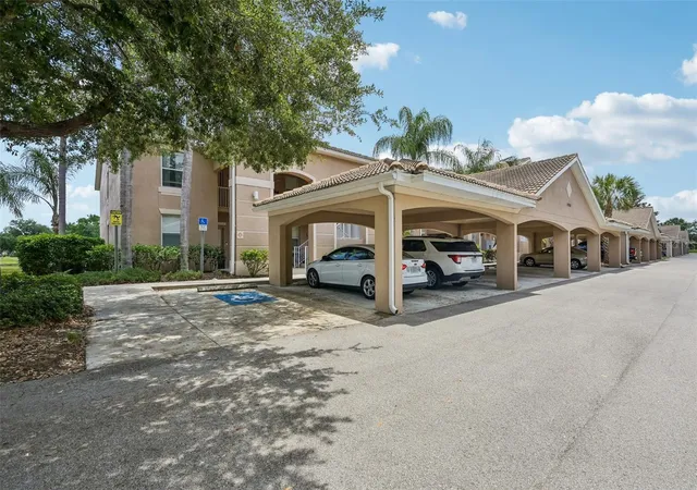 4th image of 1003 Fairwaycove Ln, Bradenton, FL 34212