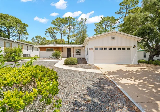 Homes for sale in Brooksville, FL | 8206 Country Club Dr, Brooksville, FL 34613 | MLS# TB8503191
