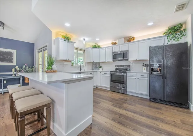 3rd image of 23 Oakwood Rd, Winter Haven, FL 33880 | MLS# L4961490