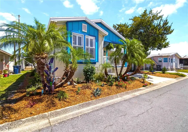 Photo 3 of Manufactured home for sale at 915 50th Avenue W, Bradenton, FL 34207 | MLS# A4691945 | Listing updated on 2026-10-08
