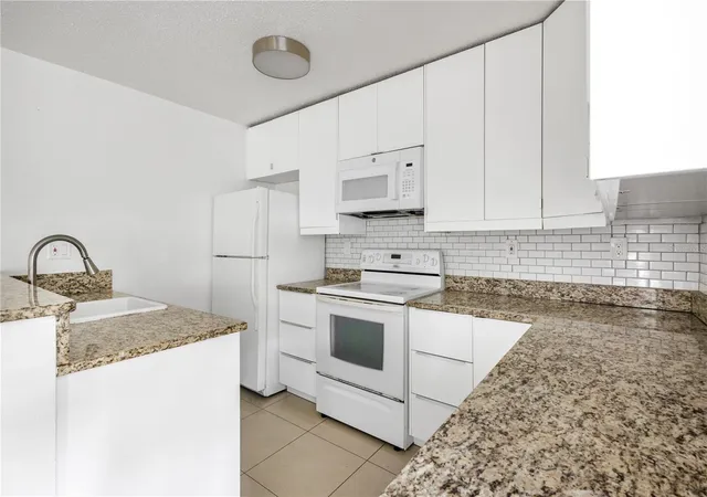 Listing Photo 5 - Condo for sale in building located at 1831 Bough Ave, Clearwater, FL 33760 - Unit #1