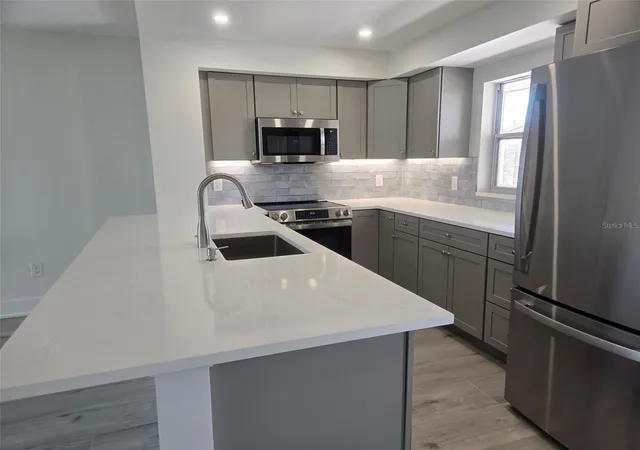 Photo 4 of Condo for sale at 1300 N Portofino Dr #406, Sarasota, FL 34242 | MLS# A4692022 | Listing updated on 2026-10-18