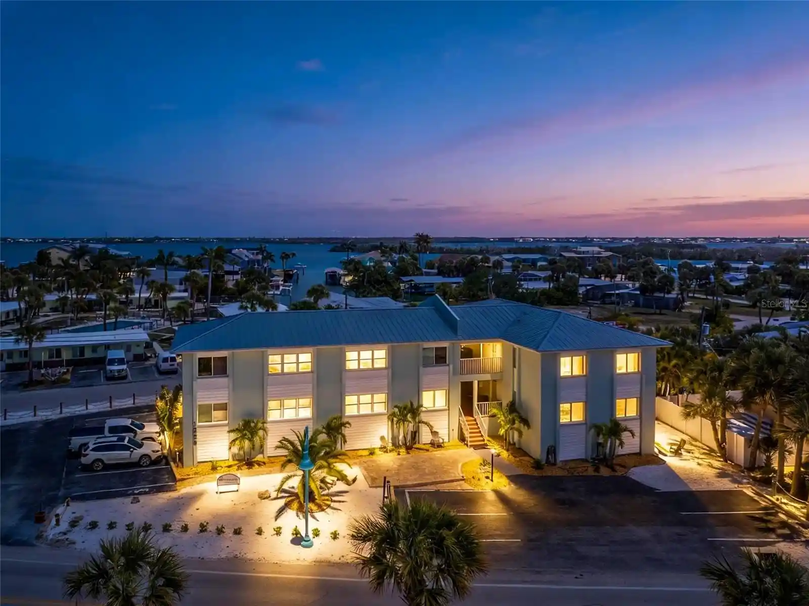 Listing Photo 2 - Condo for sale in 1285 Gulf Blvd located at 1285 Gulf Blvd, ENGLEWOOD, FL 34223 - Unit 1285 Gulf Blvd