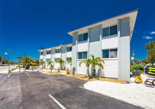 Listing Photo 5 - Condo for sale in building located at 1285 Gulf Blvd, ENGLEWOOD, FL 34223 - Unit #4