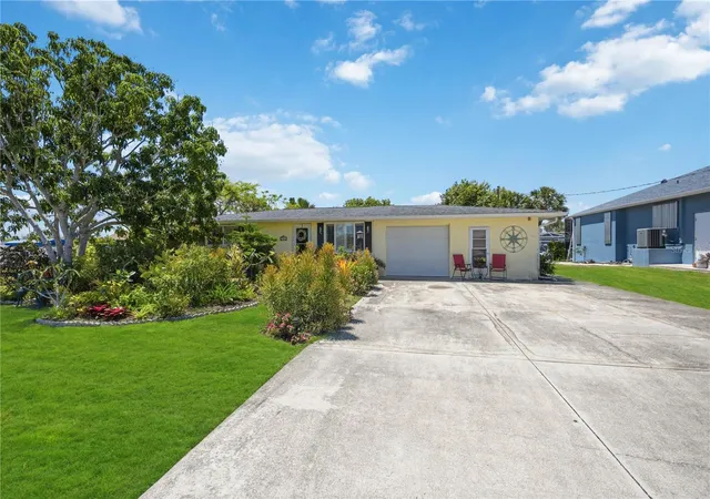 2nd image of 885 E 3rd St, Englewood, FL 34223 | MLS# C7525601
