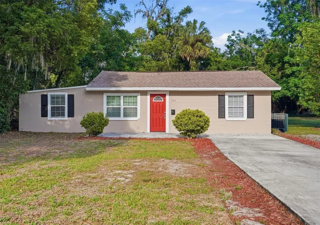 Homes for sale in Fruitland Park, FL | 303 Josephine Ave, Fruitland Park, FL 34731 | MLS# O6403949