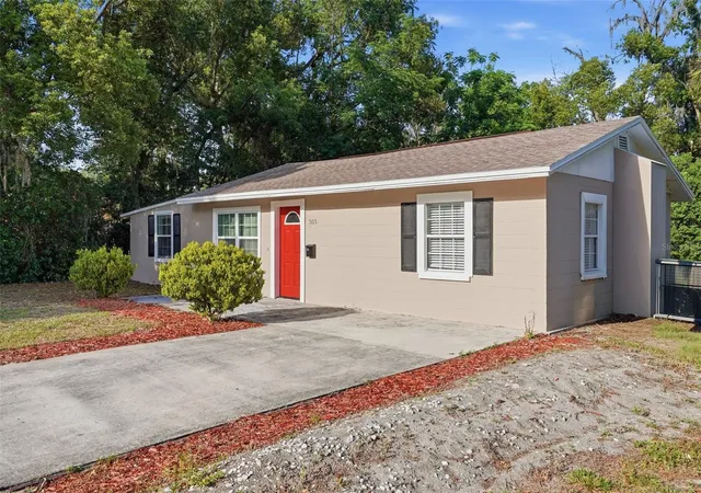 Homes for sale in Fruitland Park, FL | 303 Josephine Ave, Fruitland Park, FL 34731 | MLS# O6403949
