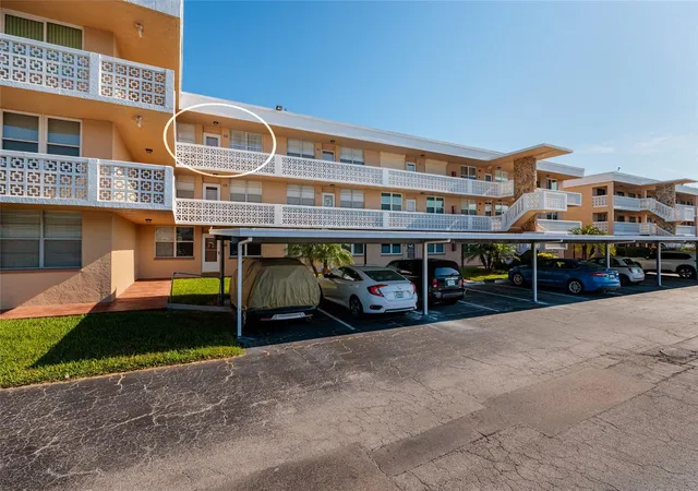 Photo 3 of Condo for sale at 4915 Bay St Ne #331, Saint Petersburg, FL 33703 | MLS# TB8503920 | Listing updated on 2026-09-30