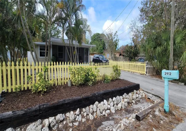 2nd image of 2912 Hawthorne St, Sarasota, FL 34239 | MLS# R4911184