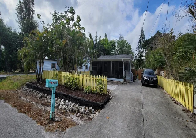 Photo 3 of Single family home for sale at 2912 Hawthorne St, Sarasota, FL 34239 | MLS# R4911184 | Listing updated on 2026-06-21