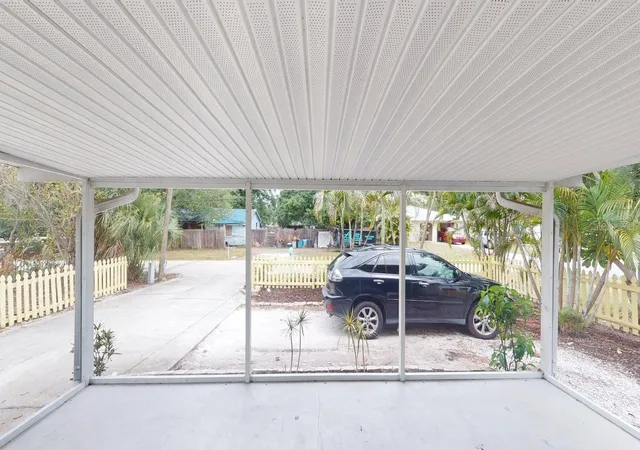 Photo 4 of Single family home for sale at 2912 Hawthorne St, Sarasota, FL 34239 | MLS# R4911184 | Listing updated on 2026-06-21