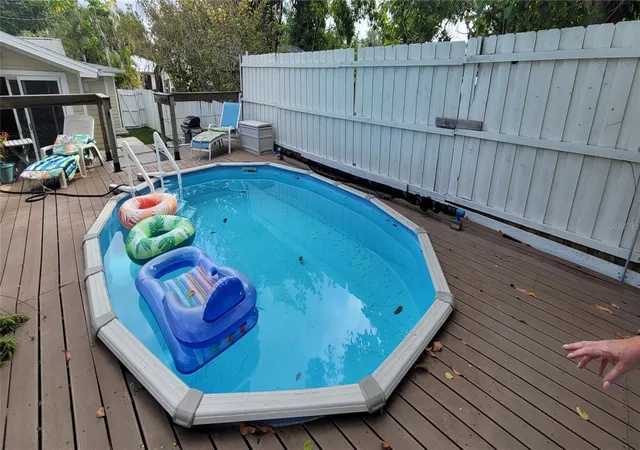 Photo 3 of Single family home for sale at 2912 Hawthorne St, Sarasota, FL 34239 | MLS# R4911184 | Listing updated on 2026-06-21