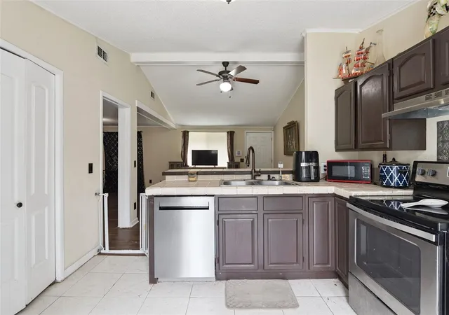 Photo 4 of Sale Pending at 25 W Thrush St, Apopka, FL 32712 | MLS# O6404142 | Listing updated on 2026-06-22