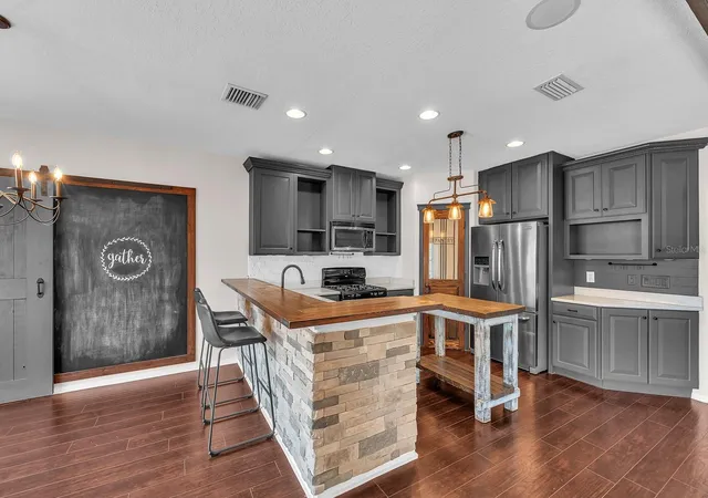 4th image of 16108 Loneoak View Dr, Lithia, FL 33547 | MLS# TB8504195