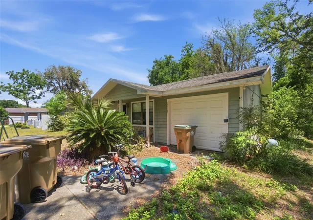 Photo 4 of Single family home for sale at 35724 Dawn Dr, Leesburg, FL 34788 | MLS# O6404214 | Listing updated on 2026-08-09