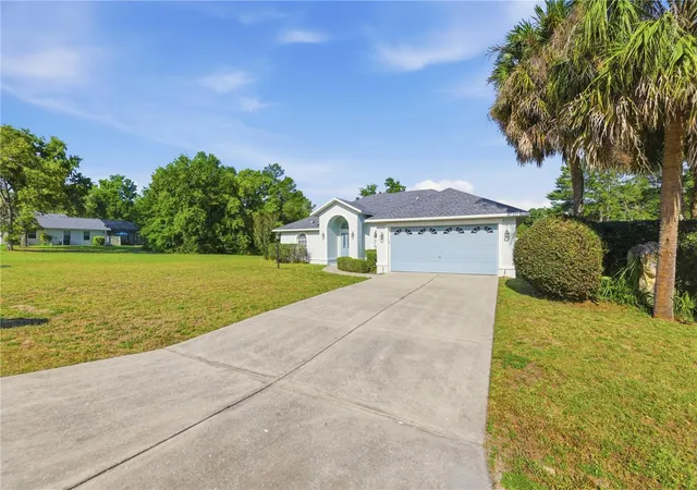 Photo 3 of Single family home for sale at 10772 Sw 53rd Circle, Ocala, FL 34476 | MLS# OM723952 | Listing updated on 2026-08-20