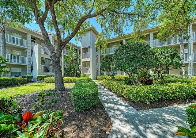 Listing Photo 4 - Condo for sale in building located at 9330 Clubside Cir, Sarasota, FL 34238 - Unit #3202
